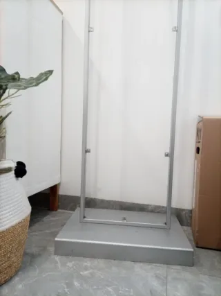 Galán de ropa metálico y plástico