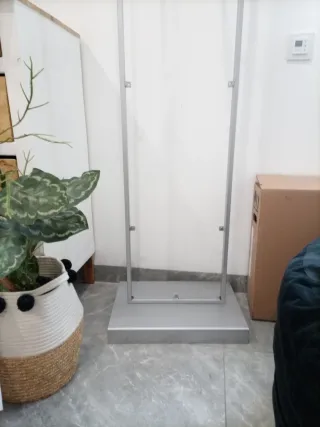 Galán de ropa metálico y plástico
