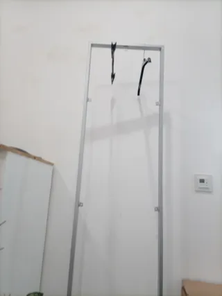 Galán de ropa metálico y plástico
