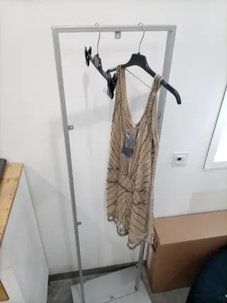 Galán de ropa metálico y plástico