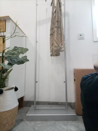 Galán de ropa metálico y plástico