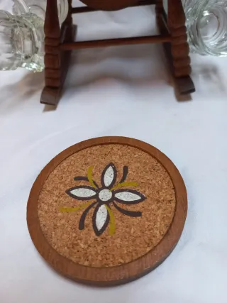 Bicchieri e sottobicchieri vintage con sedia .