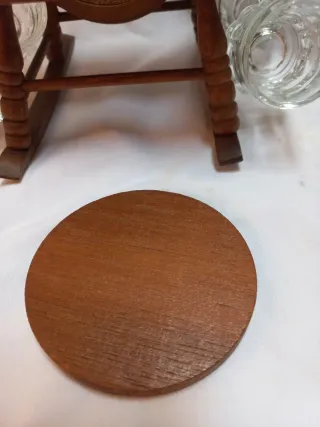 Bicchieri e sottobicchieri vintage con sedia .