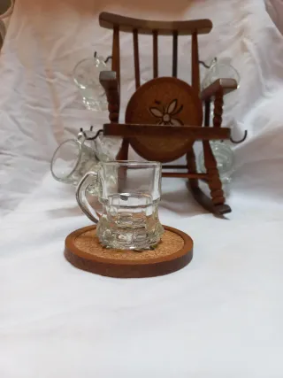 Bicchieri e sottobicchieri vintage con sedia .