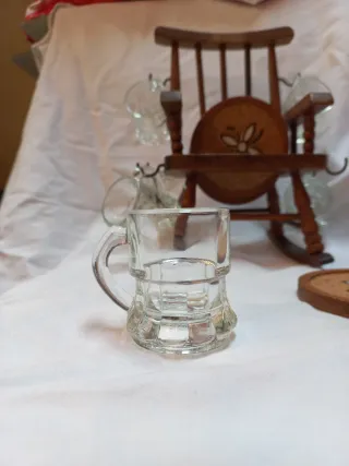 Bicchieri e sottobicchieri vintage con sedia .