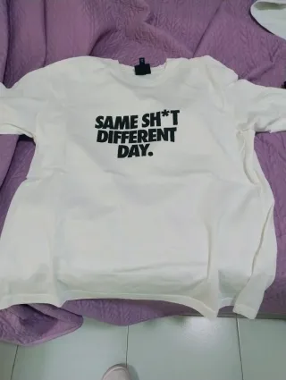 Camiseta H&M Same Sh*t Different Day