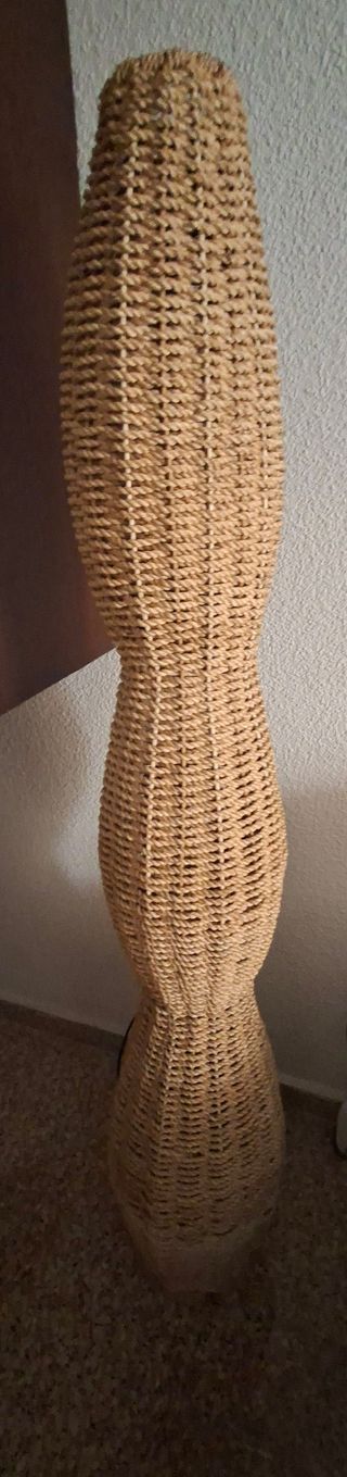 Lámpara de pie de mimbre