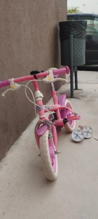 Bicicleta infantil rosa con ruedines