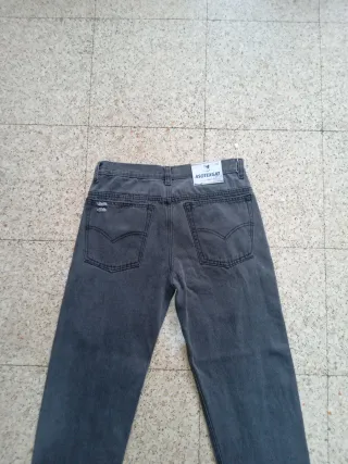 Pantalones vaqueros grises rotos