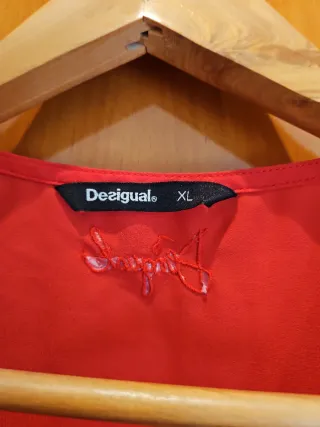 Camiseta Desigual sin mangas con volantes