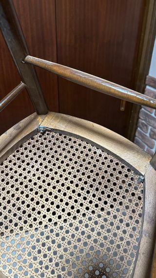 Silla de madera con asiento de ratán