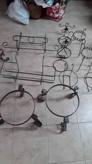 Mesa forja antigua y 2 maceteros