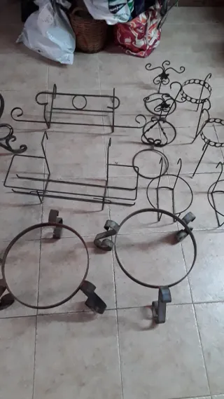 Mesa forja antigua y 2 maceteros