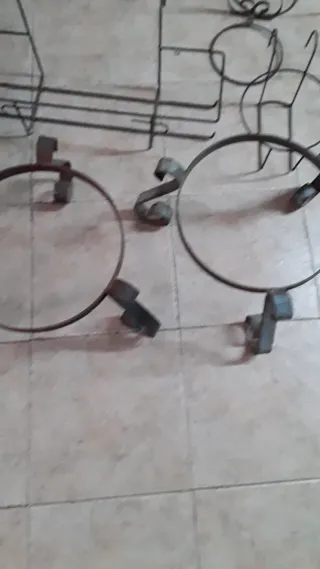 Mesa forja antigua y 2 maceteros