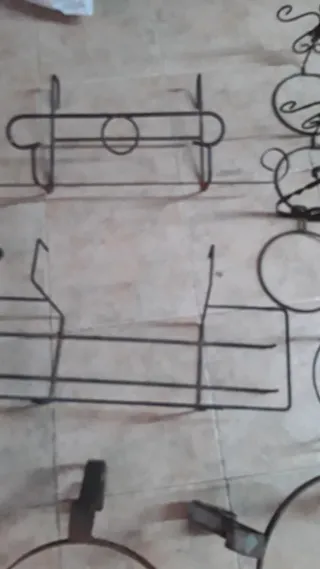 Mesa forja antigua y 2 maceteros