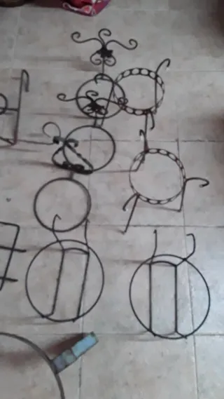 Mesa forja antigua y 2 maceteros