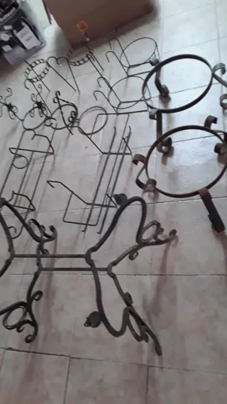 Mesa forja antigua y 2 maceteros