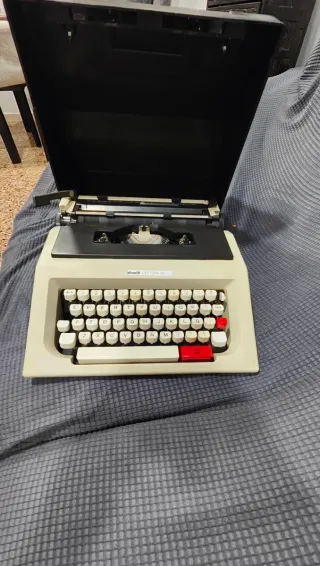 2 Vecchie macchine da scrivere Olivetti