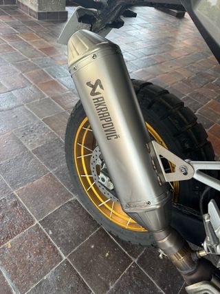 Kove 800 X 2025 Gris y Dorado