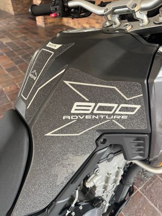 Kove 800 X 2025 Gris y Dorado