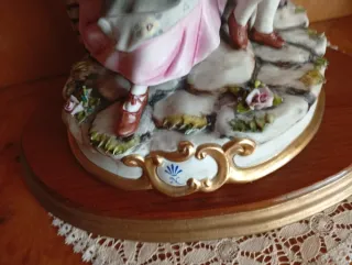 Figura Capodimonte Grande Mujer y Niño con Uvas