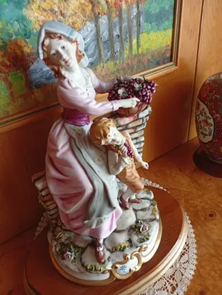 Figura Capodimonte Grande Mujer y Niño con Uvas