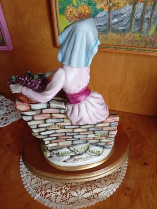 Figura Capodimonte Grande Mujer y Niño con Uvas