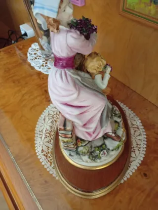 Figura Capodimonte Grande Mujer y Niño con Uvas