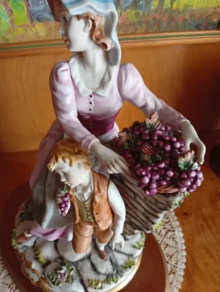 Figura Capodimonte Grande Mujer y Niño con Uvas