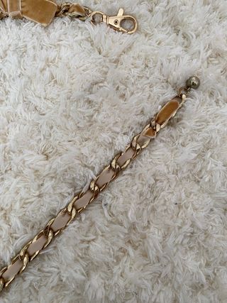 Cinturón cadena con lazo beige y dorado