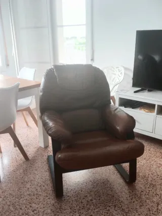 Sillón balancín de piel marrón vintage