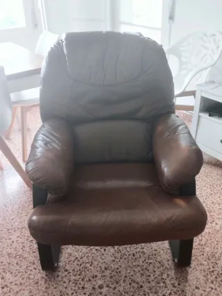 Sillón balancín de piel marrón vintage