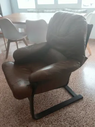 Sillón balancín de piel marrón vintage