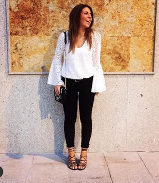 Camisa de encaje con volante en las mangas