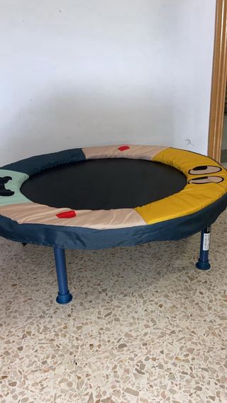 Cama elástica infantil con diseño divertido