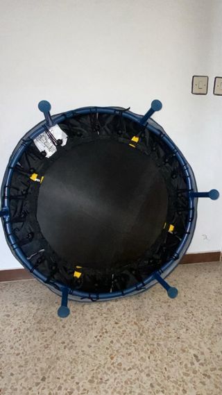 Cama elástica infantil con diseño divertido