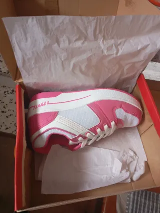 Zapatillas deportivas rosas y blancas con ruedas