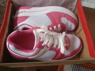 Zapatillas deportivas rosas y blancas con ruedas