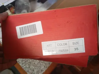 Zapatillas deportivas rosas y blancas con ruedas