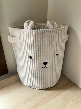 Cesta infantil con diseño de oso, en color beige.