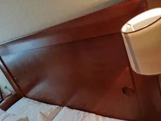 Oportunidad .Cabecero y 2 mesitas de noche madera