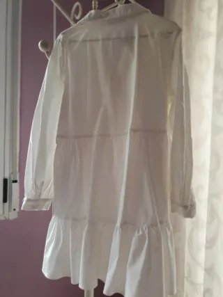 Vestido blanco corto con volantes