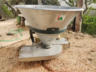 Abonadora centrífuga con localizador para olivos