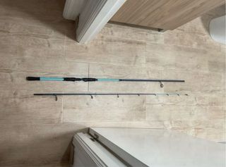 Caña de pescar azul y negra