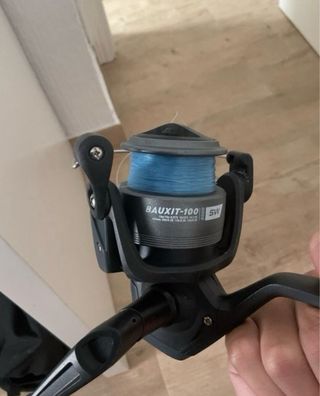 Caña de pescar azul y negra