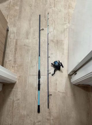 Caña de pescar azul y negra