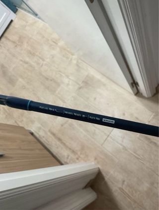 Caña de pescar azul y negra