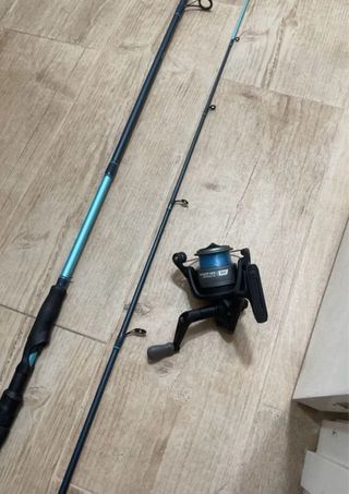 Caña de pescar azul y negra