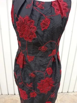 Vestido negro con bordado floral rojo