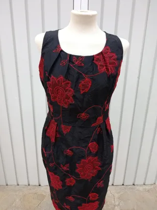Vestido negro con bordado floral rojo